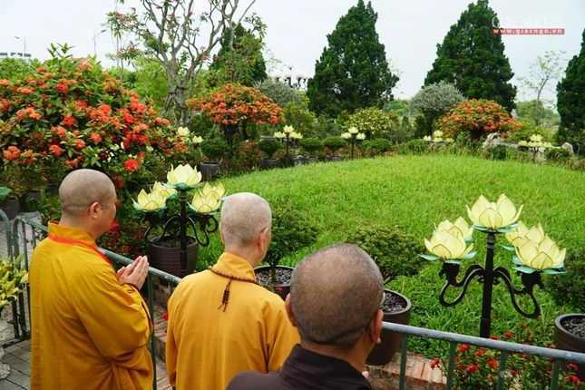 Trước phần mộ cố Chủ tịch nước Trần Đại Quang