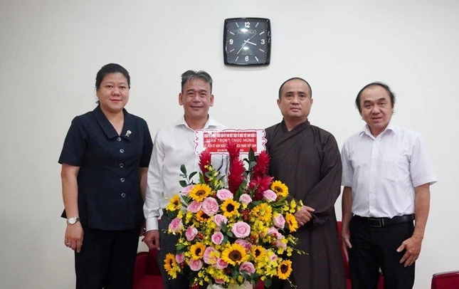 Lãnh đạo Quận 3 tặng hoa chúc mừng Báo Giác Ngộ Lãnh đạo Quận 3 tặng hoa chúc mừng Báo Giác Ngộ