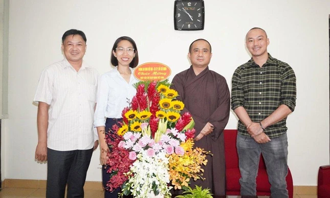 Tặng hoa chúc mừng Ngày Báo chí Việt Nam đến Báo Giác Ngộ Tặng hoa chúc mừng Ngày Báo chí Việt Nam đến Báo Giác Ngộ