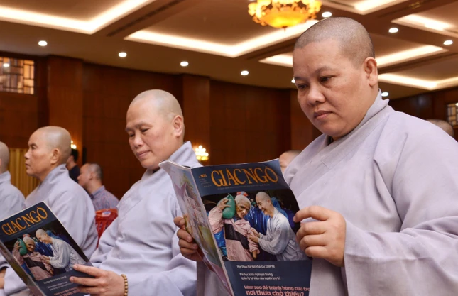 Chư Ni đọc tuần báo Giác Ngộ Chư Ni đọc tuần báo Giác Ngộ