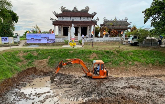 Công trình đại trùng tu tổ đình Linh Quang do chư Tăng Ni đồng hương tỉnh Quảng Trị chủ trương, Hòa thượng Thích Huệ Trí được thỉnh làm Trưởng ban
