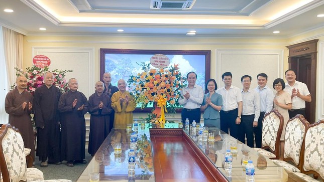 Và tặng hoa chúc mừng nhân sự kiện quan trọng của Phật giáo Thủ đô - Ảnh: Công Minh