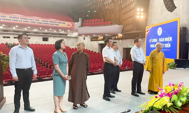 Chư tôn đức hướng dẫn đoàn thăm hội trường Cung Văn hóa Hữu nghị Việt - Xô - Ảnh: Công Minh