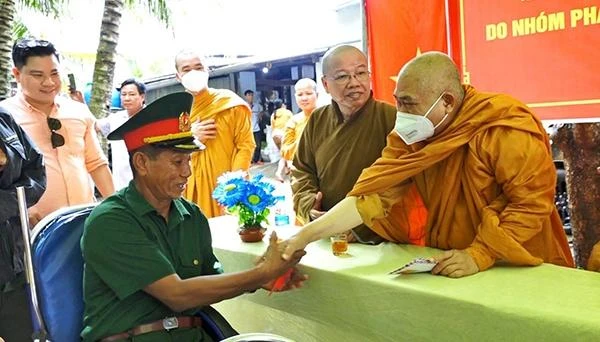 Hòa thượng Tích Giác Toàn, Phó Chủ tịch Hội đồng Trị sự GHPGVN tặng quà đến các thương bệnh bệnh binh tại Kiên Giang