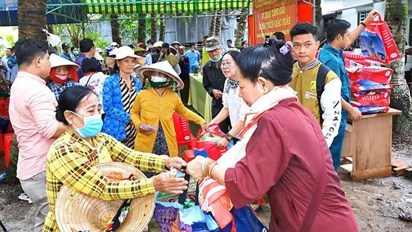 Trao quà hỗ trợ đến bà con địa phương