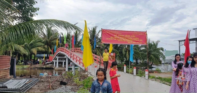 Cầu “Sa-môn Thích Giác Toàn” bắt qua kênh xáng Xẻo Quao, nối liền hai xã Đông Thái (H.An Biên) và xã Đông Hòa (H.An Minh), tỉnh Kiên Giang với chiều dài 50m, ngang 2.5m; Tổng kinh phí xây dựng cầu là 500 triệu đồng - Ảnh: Minh Trang