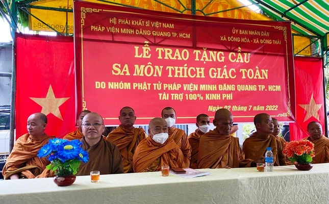 Chư vị giáo phẩm tham dự khánh thành và bàn giao cho nhân dân địa phương - Ảnh: Minh Trang