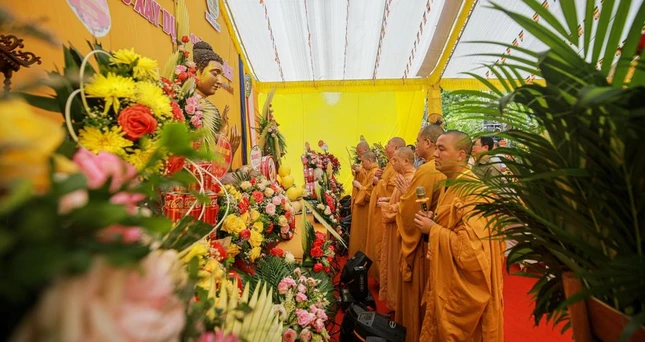 Chư tôn đức và quan khách cử hành lễ cầu nguyện