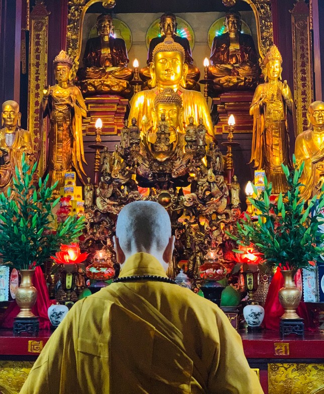 Trưởng lão Hoà thượng Thích Trí Quảng dâng hương tại chánh điện chùa Quán Sứ Trưởng lão Hoà thượng Thích Trí Quảng dâng hương tại chánh điện chùa Quán Sứ