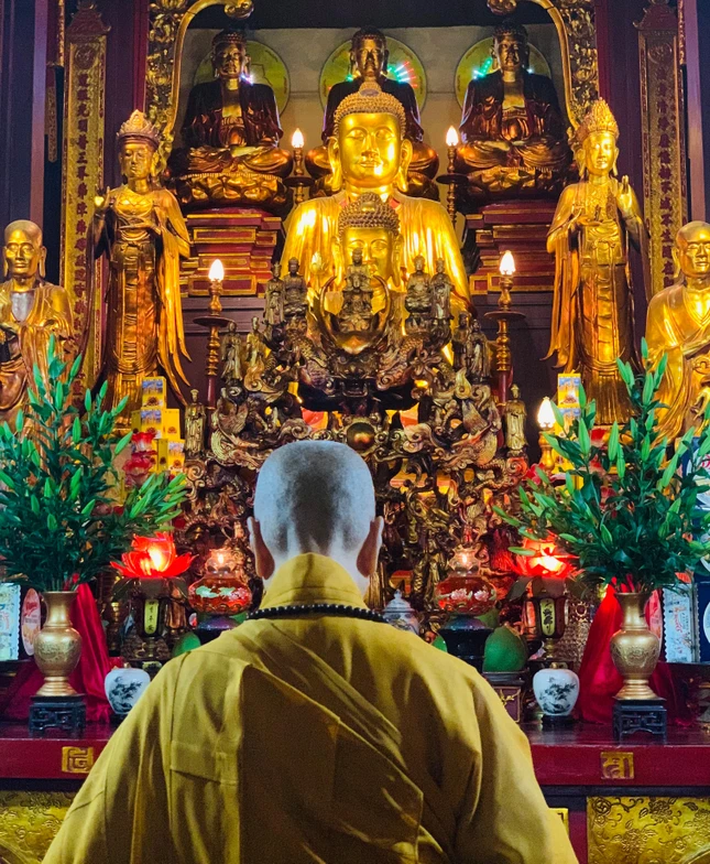 Trưởng lão Hoà thượng Thích Trí Quảng dâng hương tại chánh điện chùa Quán Sứ