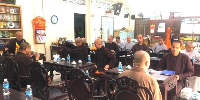 Hòa thượng Thích Minh Thông chủ trì phiên họp