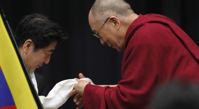 Đức Dalai Lama trao khăn khata chúc phúc theo truyền thống Tây Tạng đến ông Abe Shinzō