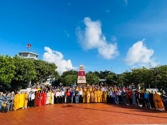 Đoàn chụp ảnh lưu niệm tại cột mốc đảo Trường Sa - Ảnh: TMQ