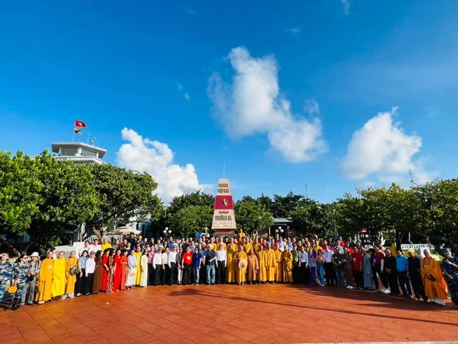 Đoàn chụp ảnh lưu niệm tại cột mốc đảo Trường Sa - Ảnh: TMQ Đoàn chụp ảnh lưu niệm tại cột mốc đảo Trường Sa - Ảnh: TMQ