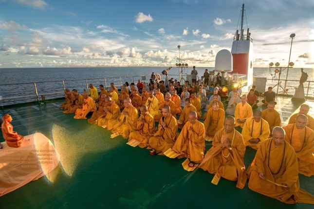 Thời kinh cầu nguyện trên biển cả - Ảnh: TMQ