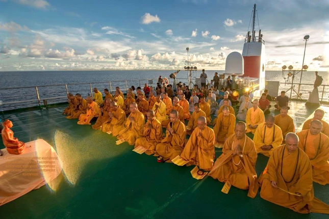 Thời kinh cầu nguyện trên biển cả - Ảnh: TMQ Thời kinh cầu nguyện trên biển cả - Ảnh: TMQ