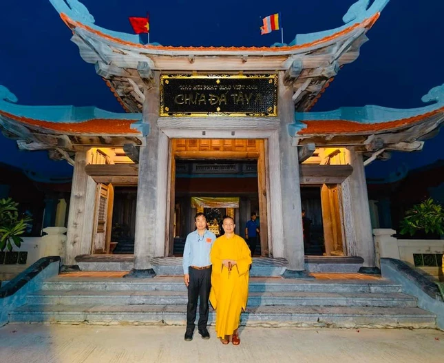 Phật tử Nguyễn Văn Trường và Thượng tọa Thích Minh Quang - Phó Chánh Văn phòng Trung ương, Trưởng ban Trị sự GHPGVN tỉnh Ninh Bình trước tam quan chùa Đá Tây A - Ảnh: TMQ Phật tử Nguyễn Văn Trường và Thượng tọa Thích Minh Quang - Phó Chánh Văn phòng Trung ương, Trưởng ban Trị sự GHPGVN tỉnh Ninh Bình trước tam quan chùa Đá Tây A - Ảnh: TMQ