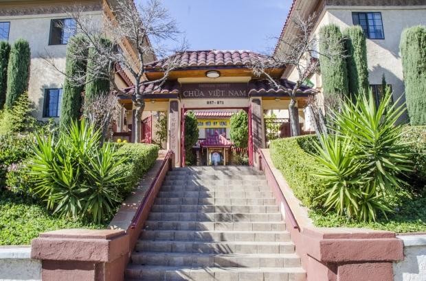 Kim quan Hòa thượng tân viên tịch tôn trí tại chùa Việt Nam để chư Tăng Ni, Phật tử và các phái đoàn đến viếng Kim quan Hòa thượng tân viên tịch tôn trí tại chùa Việt Nam để chư Tăng Ni, Phật tử và các phái đoàn đến viếng