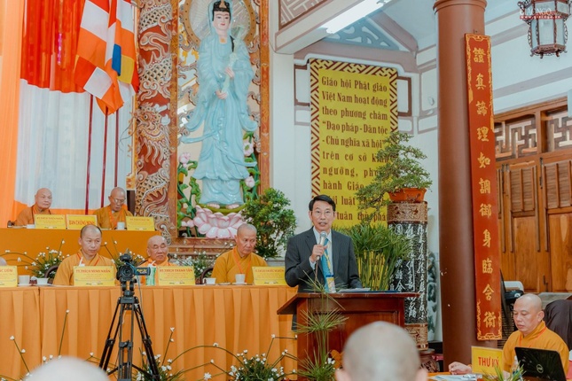 Phó Chủ tịch UBND tỉnh Khánh Hòa Đinh Văn Thiệu chúc mừng Đại hội