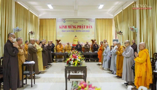 Chư tôn đức tham dự trong nghi thức niệm Phật cầu gia bị trước cuộc họp