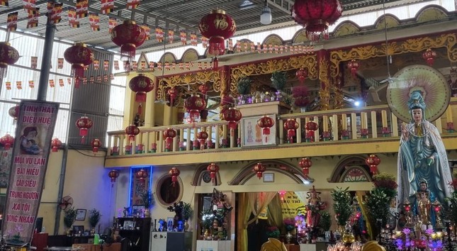 Phóng viên đã có mặt tại nơi như trong ảnh Minh Béo khoe trong hình thức hóa trang được cho là đóng vai "Đức Phật A Di Đà", chiều 5-8, đây không phải là sân khấu, có thờ tự như cơ sở tín ngưỡng nhưng không thấy bất cứ một vị tu sĩ nào, tìm hiểu người dân lân cận thì được biết chưa thấy vở diễn nào có nhân vật như vậy tại đây - Ảnh: Q.H Phóng viên đã có mặt tại nơi như trong ảnh Minh Béo khoe trong hình thức hóa trang được cho là đóng vai "Đức Phật A Di Đà", chiều 5-8, đây không phải là sân khấu, có thờ tự như cơ sở tín ngưỡng nhưng không thấy bất cứ một vị tu sĩ nào, tìm hiểu người dân lân cận thì được biết chưa thấy vở diễn nào có nhân vật như vậy tại đây - Ảnh: Q.H