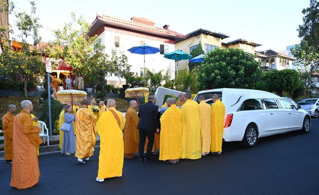 Cung thỉnh kim quan về chùa Việt Nam