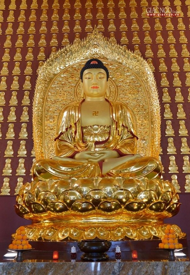 Tôn tượng Đức Phật Bổn Sư Thích Ca Mâu Ni an tọa tại trung tâm chánh điện