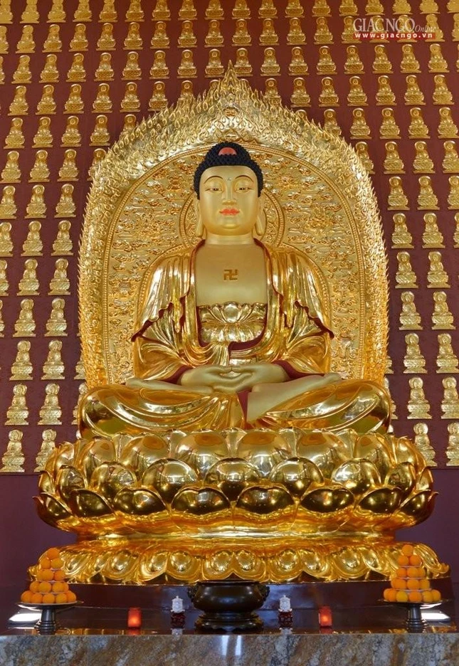 Tôn tượng Đức Phật Bổn Sư Thích Ca Mâu Ni an tọa tại trung tâm chánh điện