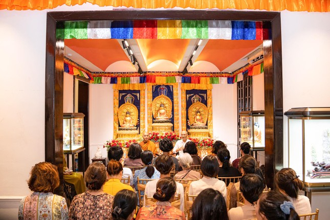 Nhà báo Phan Đăn và Thầy Minh Niệm tại buổi chia sẻ