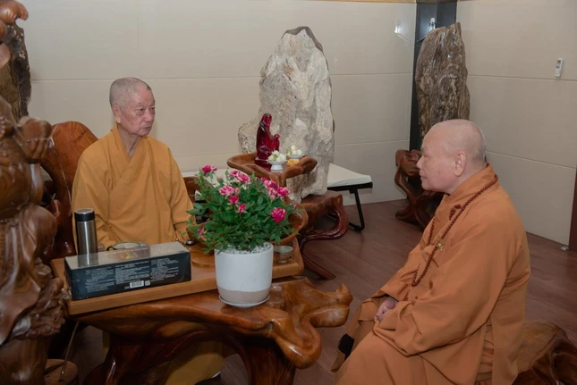 Nhị vị giáo phẩm lãnh đạo Giáo hội đàm đạo tại chùa Huê Nghiêm - Ảnh: Đăng Huy