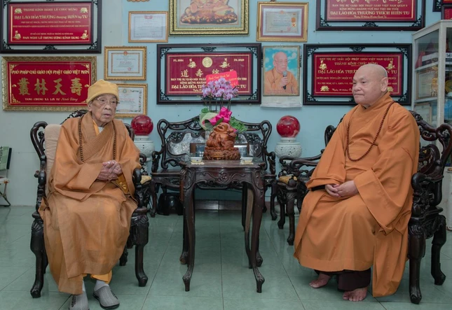 Hòa thượng Chủ tịch Hội đồng Trị sự vấn an, khánh tuế Đại lão Hòa thượng Thích Hiển Tu tại chùa Phật Học Xá Lợi - Ảnh: Đăng Huy