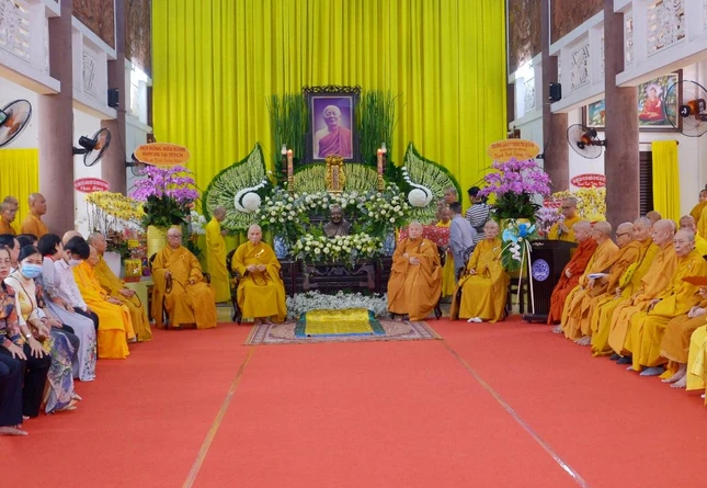 Quang cảnh buổi lễ tại giảng đường, nơi tôn trí chân dung và long vị cố Trưởng lão Hòa thượng Thích Minh Châu