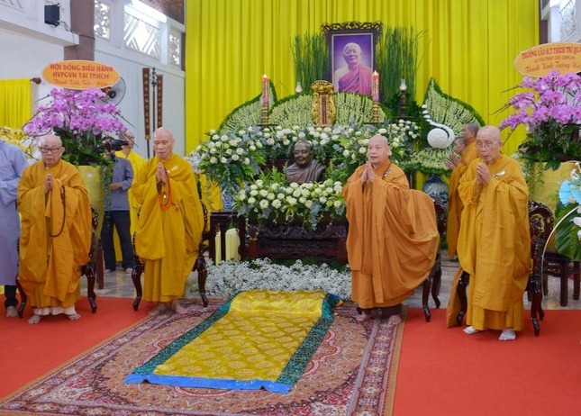 Chư tôn đức chứng minh