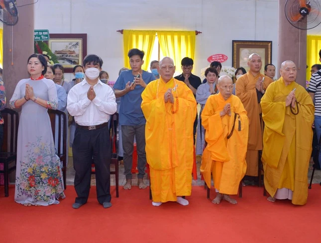 Hòa thượng Thích Thiện Pháp, Hòa thượng Thích Chơn Tế, Hòa thượng Thích Chơn Hương và quý quan khách lãnh đạo Ban Tôn giáo TP.HCM, quận Phú Nhuận tham dự Hòa thượng Thích Thiện Pháp, Hòa thượng Thích Chơn Tế, Hòa thượng Thích Chơn Hương và quý quan khách lãnh đạo Ban Tôn giáo TP.HCM, quận Phú Nhuận tham dự