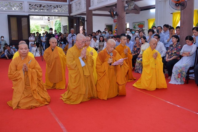 Thượng tọa Thích Tâm Minh, tân trụ trì thiền viện Vạn Hạnh đọc lời phát nguyện Thượng tọa Thích Tâm Minh, tân trụ trì thiền viện Vạn Hạnh đọc lời phát nguyện