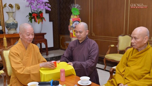 Thượng tọa Thích Đức Thiện trình chuyển khuôn dấu Hội đồng Chứng minh đến Đức Quyền Pháp chủ GHPGVN