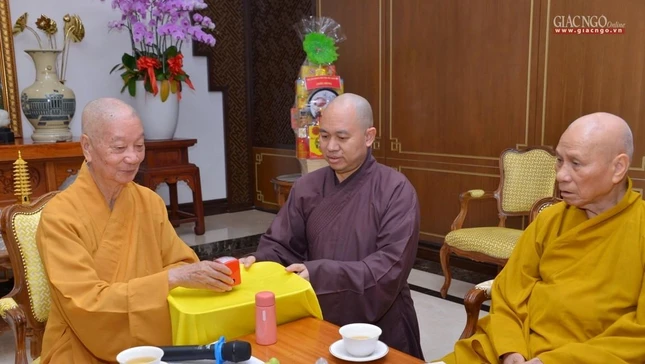 Thượng tọa Thích Đức Thiện trình chuyển khuôn dấu Hội đồng Chứng minh đến Đức Quyền Pháp chủ GHPGVN