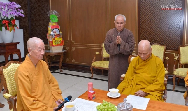 Thượng tọa Thích Giác Dũng khải bạch trước Đức Quyền Pháp chủ và chư vị Trưởng lão