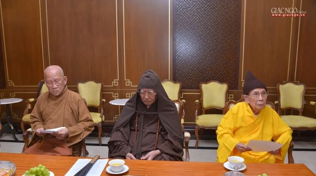 Từ trái sang: Trưởng lão Hòa thượng Thích Đức Nghiệp, Trưởng lão Hòa thượng Thích Trí Tịnh - đồng Phó Pháp chủ; Trưởng lão Hòa thượng Thích Như Niệm, Ủy viên Thường trực Hội đồng Chứng minh