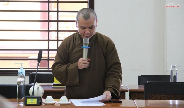 Đại đức Thích Quang Tư đọc biên bản của phiên họp