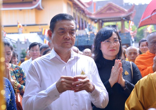 Quan khách tham dự cầu nguyện