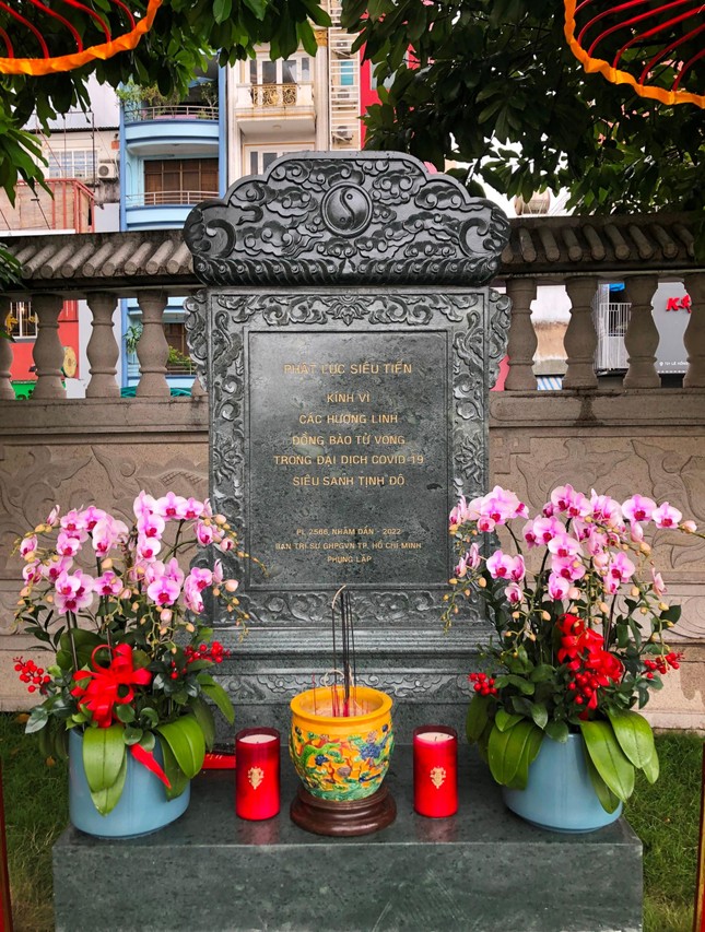 Bia đá tưởng niệm đồng bào tử vong trong đại dịch Covid-19 do GHPGVN tạo dựng tại Việt Nam Quốc Tự