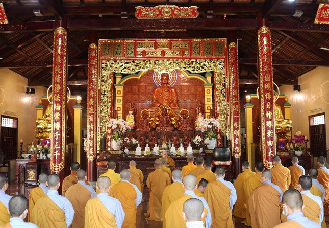 Chư Tăng Ni cung kính lắng nghe lời sách tấn của Trưởng lão Hòa thượng nhân dịp ngài về tổ đình Linh Nguyên lễ Tổ