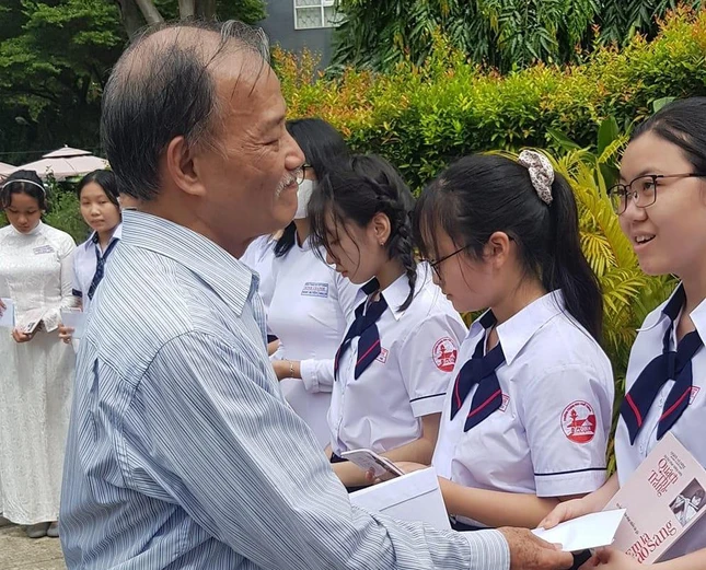 PGS.TS Nguyễn Thiện Tống trao học bổng đến nữ sinh