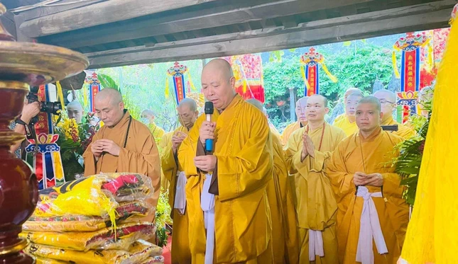 Chư vị sơn môn thọ tang - Ảnh: Quảng Định Chư vị sơn môn thọ tang - Ảnh: Quảng Định