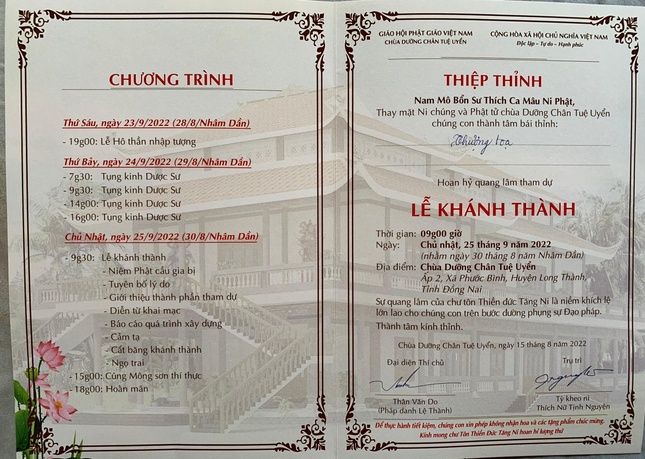 Thiệp thỉnh có ghi chú dòng chữ đỏ cuối khiến người nhận chú ý