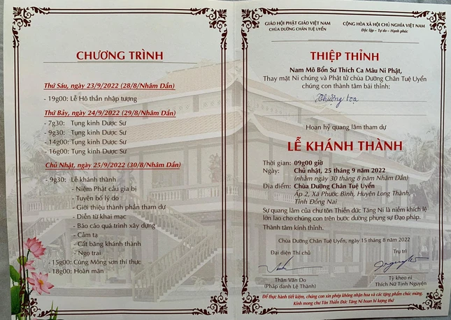 Thiệp thỉnh có ghi chú dòng chữ đỏ cuối khiến người nhận chú ý