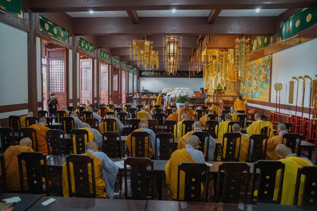 Các giới tử trải qua kỳ hảo hạch bằng thi tự luận và vấn đáp