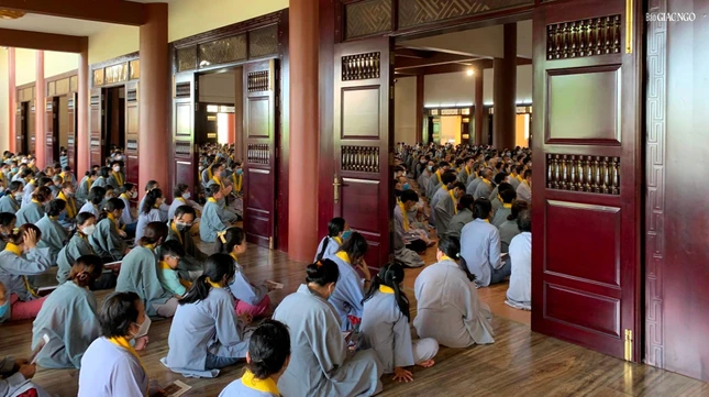 Hàng tuần, vào ngày Chủ nhật, đông đảo Phật tử đến tụng kinh, nghe pháp