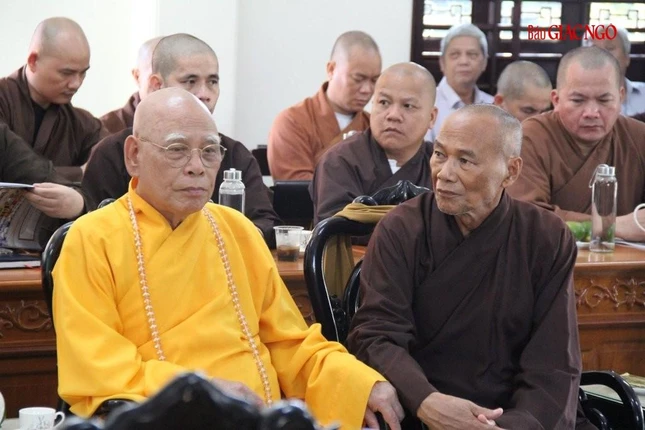 Chư vị Giáo phẩm chứng minh được cung thỉnh tham dự và cho ý kiến về giải pháp chọn và giới thiệu nhân sự chủ chốt của Phật giáo tỉnh chuẩn bị cho Đại hội Phật giáo lần thứ VIII tỉnh nhà Chư vị Giáo phẩm chứng minh được cung thỉnh tham dự và cho ý kiến về giải pháp chọn và giới thiệu nhân sự chủ chốt của Phật giáo tỉnh chuẩn bị cho Đại hội Phật giáo lần thứ VIII tỉnh nhà